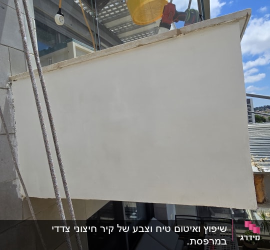 דלי צהוב תלוי על חבל ליד מרפסת